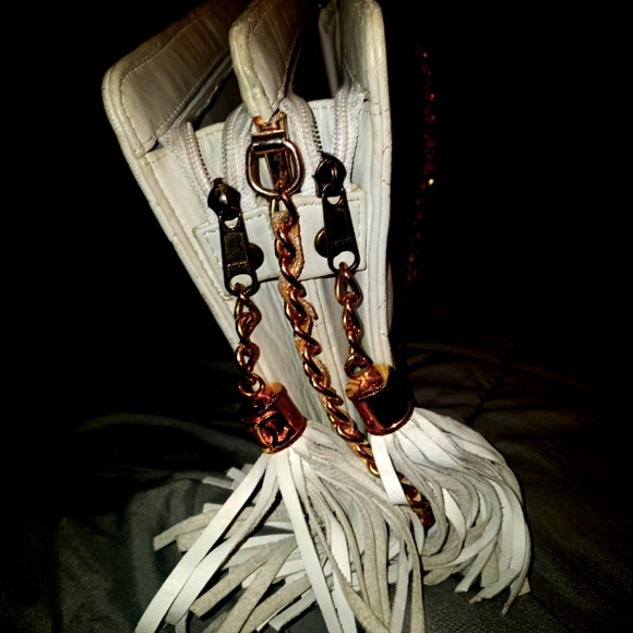 Channell Lambskin Quilted Small Tassel Double Compartment White Shoulder Bag. - Picture 6 of 8